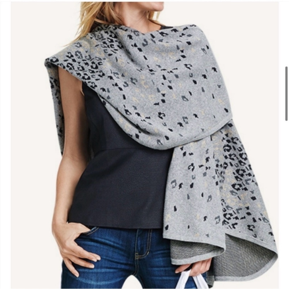 Cabi GiGi Animal Print Knit Layering Wrap Gray Leopard Cape 3115 Womens OS